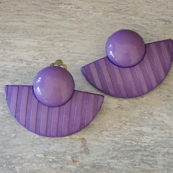 Vintage 1980s Big Purple Plastic Striped Fan Party Clip On Statement Earrings - Picture 1 of 7